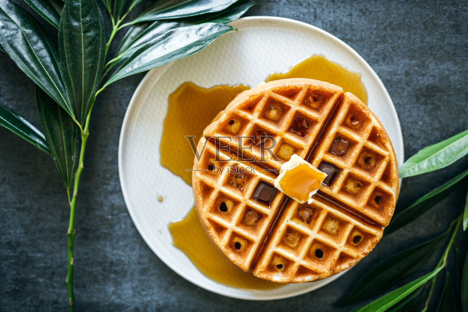 美食鸡和华夫饼盘子餐厅风格的一边糖浆在银壶照片摄影图片