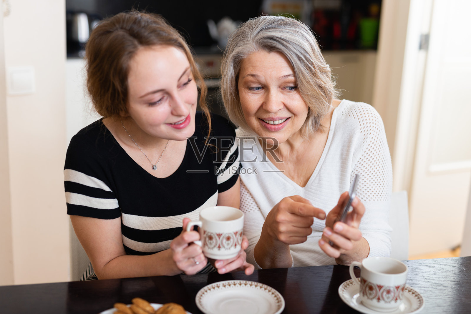 母亲和女儿使用智能手机照片摄影图片