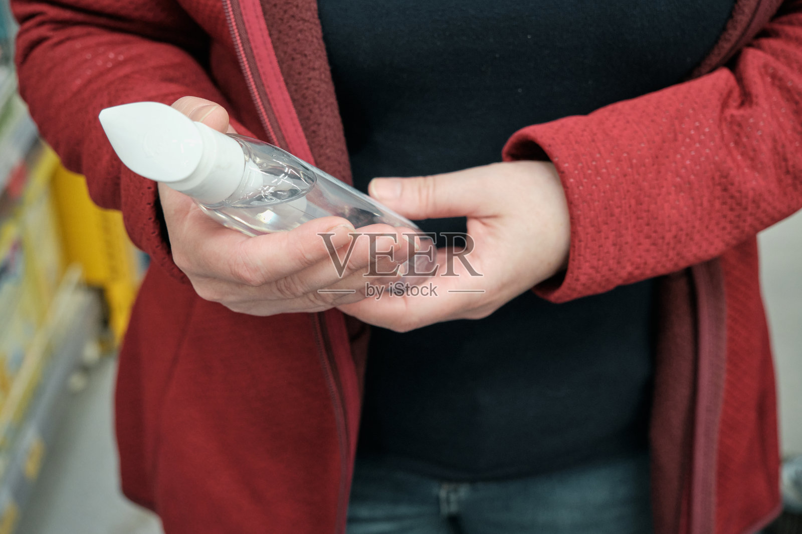 一名白人妇女在商店买了一种透明的、低过敏性的沐浴露照片摄影图片