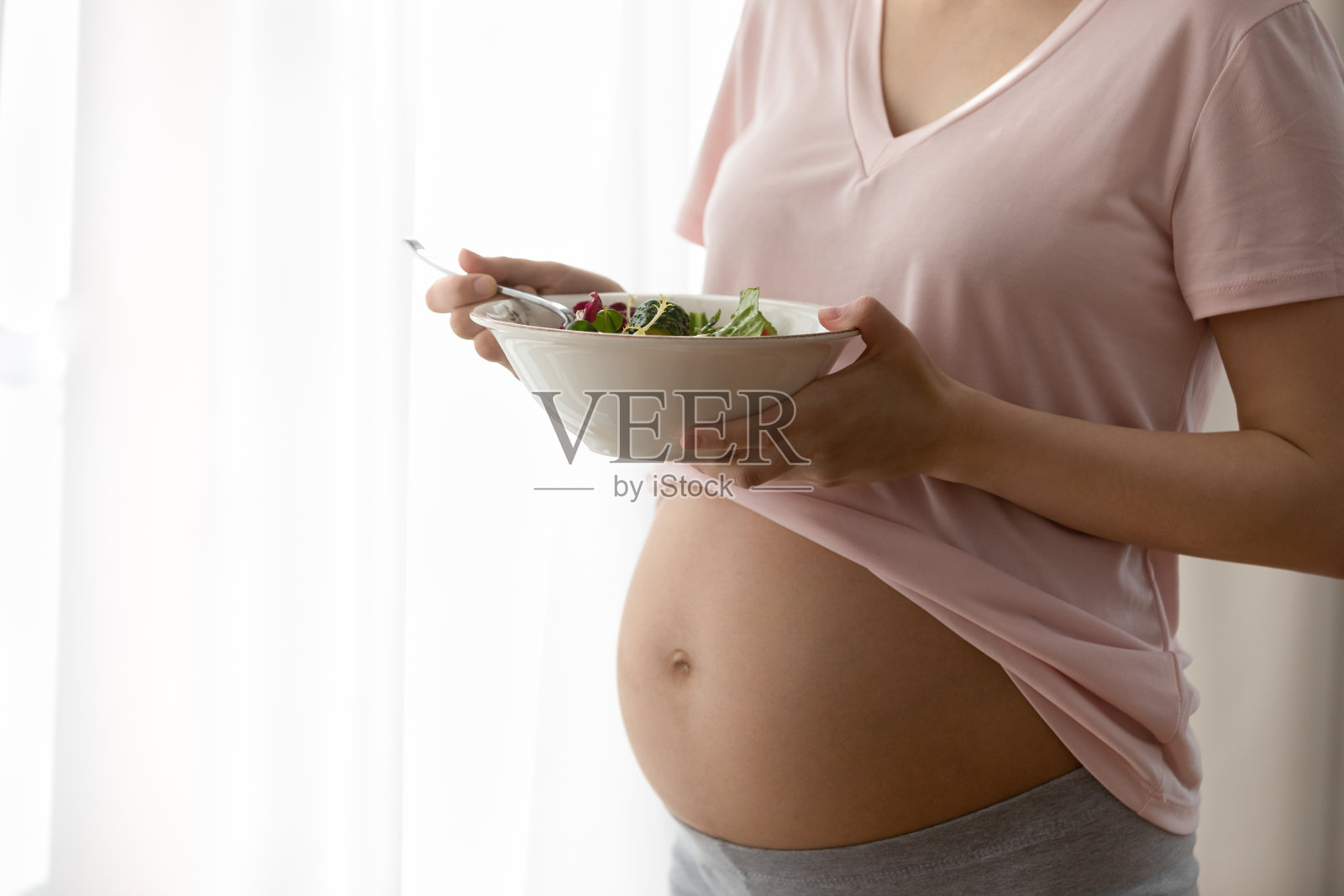 近距离裁剪孕妇持有新鲜蔬菜沙拉照片摄影图片