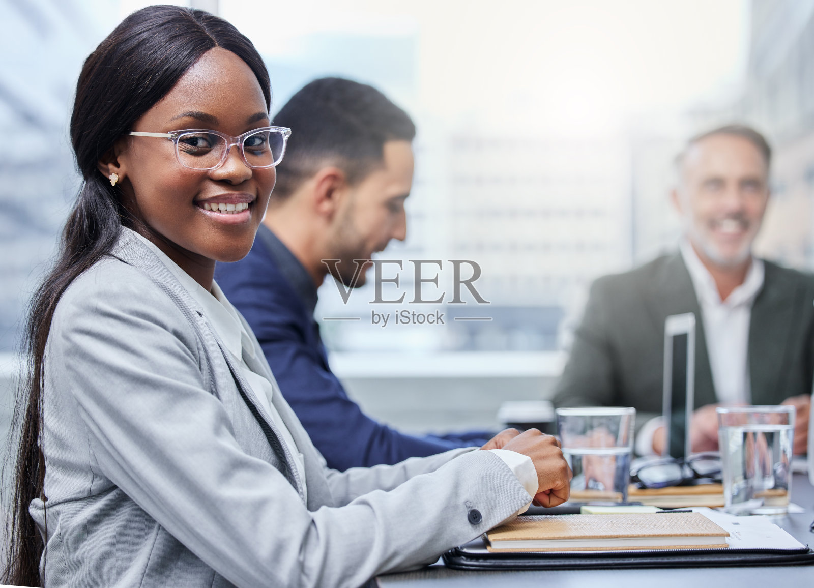 一幅年轻女商人和她的同事在会议室开会的肖像照片摄影图片