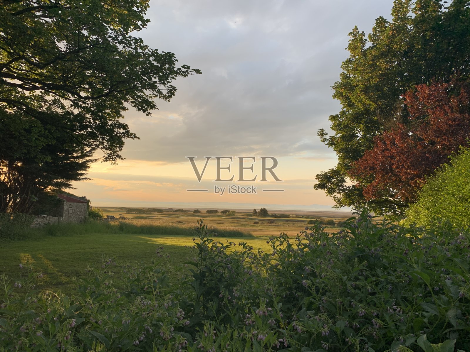 晴朗的云朵,蔚蓝的天空照片摄影图片