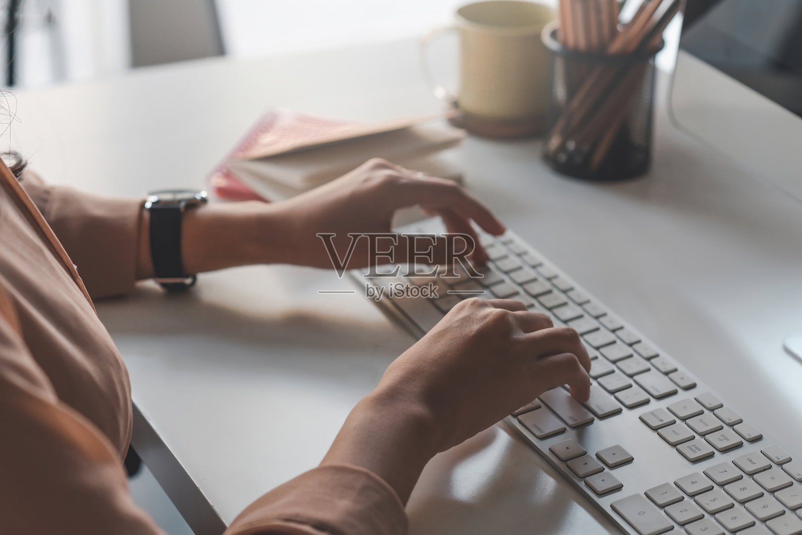 一个女商人的手在办公室用电脑打印的特写。照片摄影图片