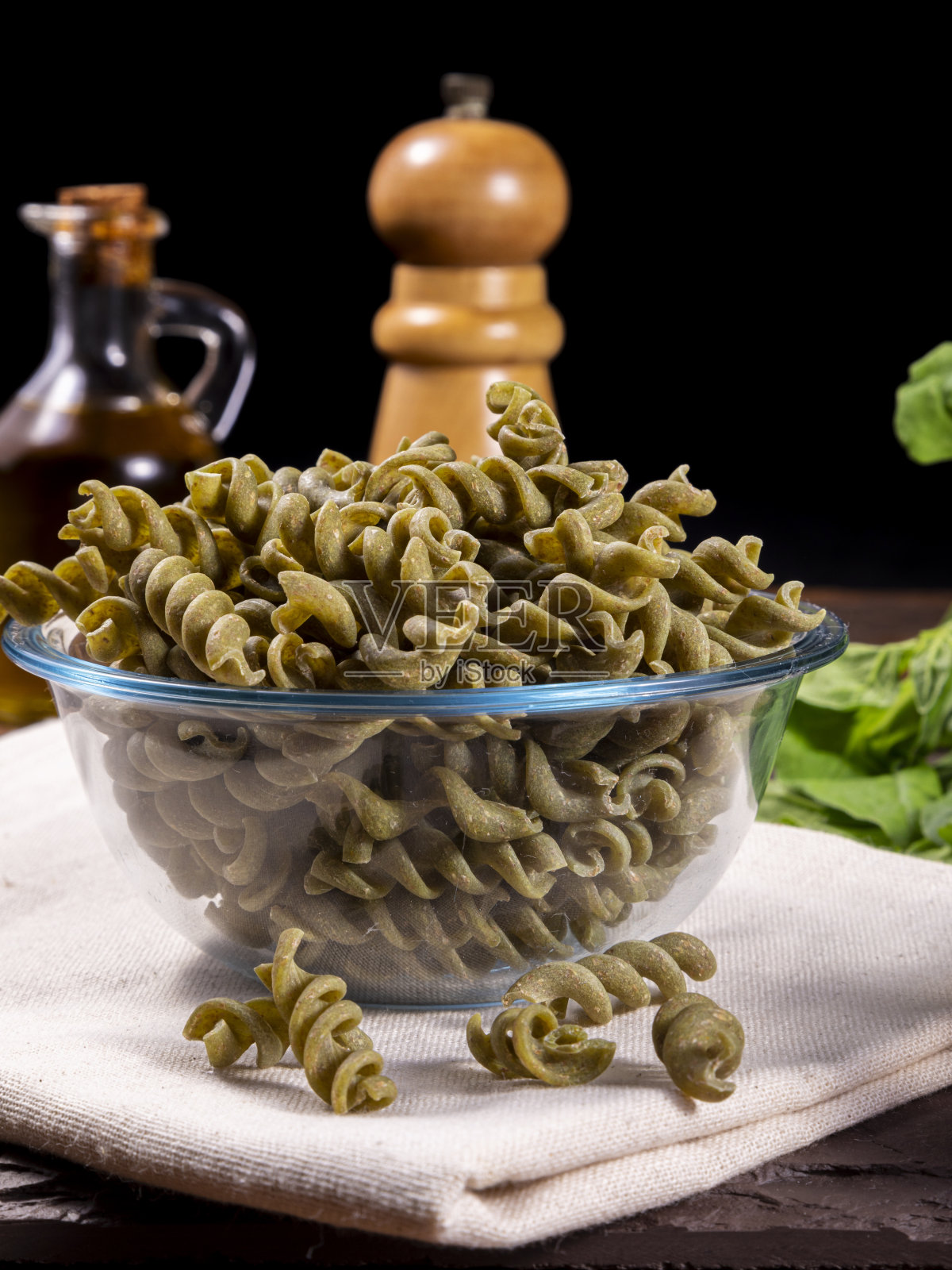 生菠菜炒面,素食,纯素食。健康的食物照片摄影图片