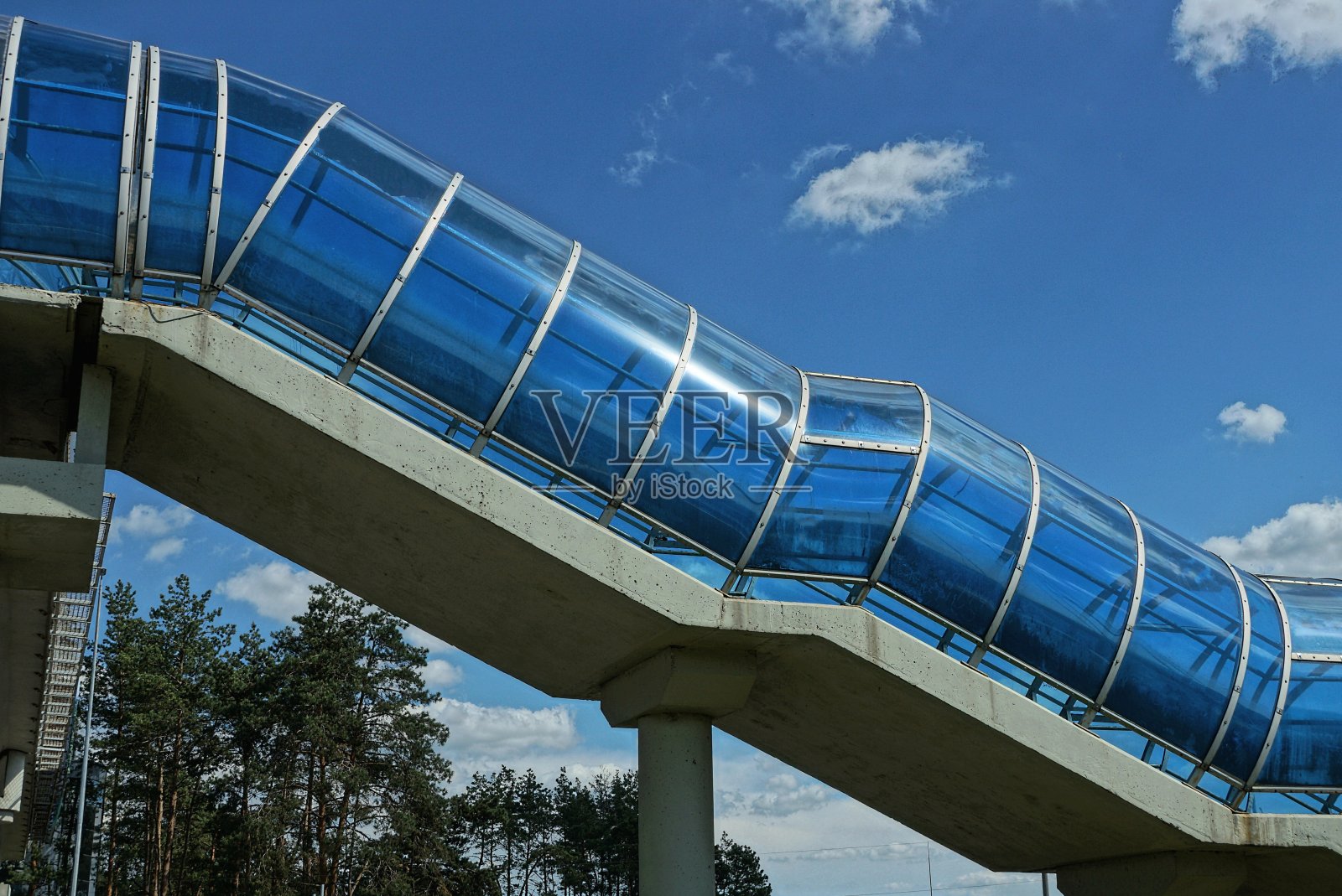 行人穿过一条长长的蓝色塑料隧道照片摄影图片