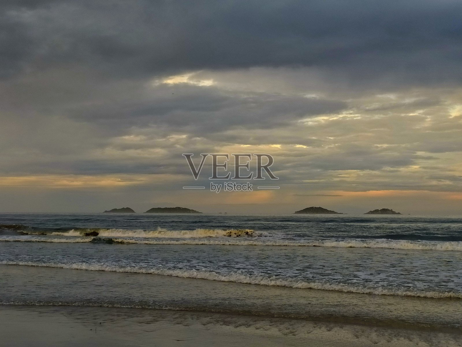 海滩上的日落照片摄影图片