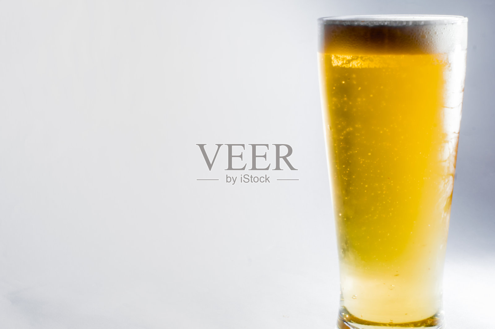 完整和单独的啤酒杯与白色背景,复制空间留下照片摄影图片