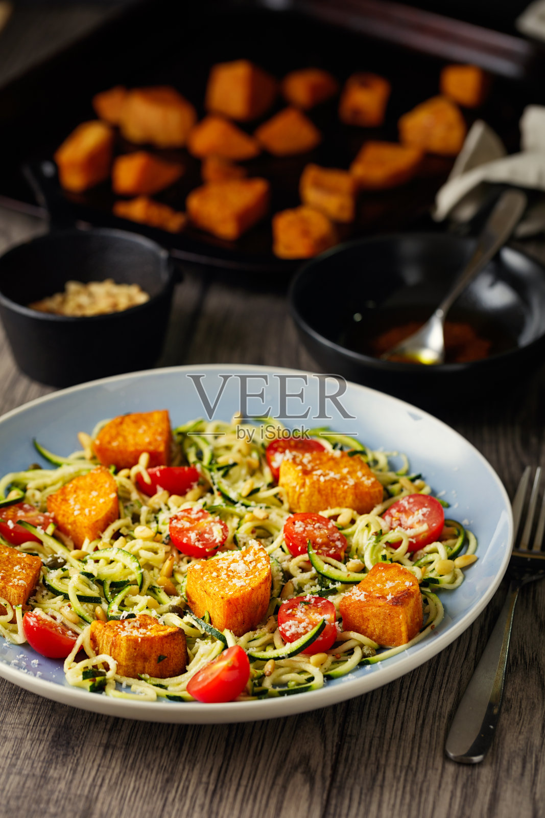 健康素食西葫芦面条沙拉配烤红薯照片摄影图片