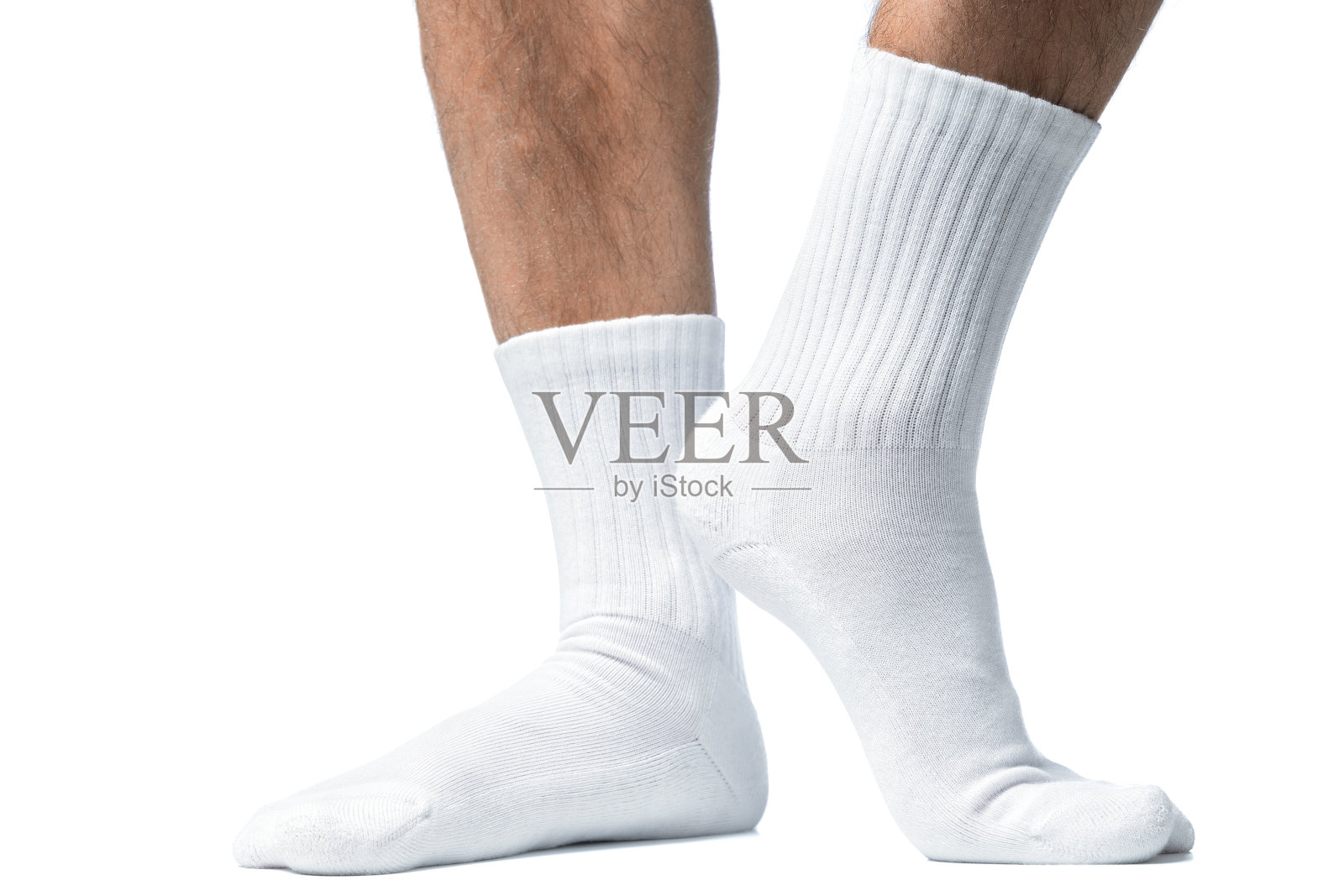 男性脚与白色的棉袜在白色的背景照片摄影图片