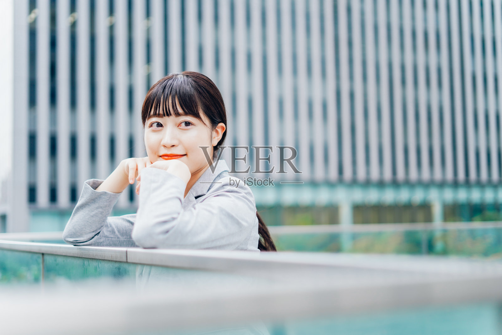 一位年轻的女商人在外面等着开会照片摄影图片