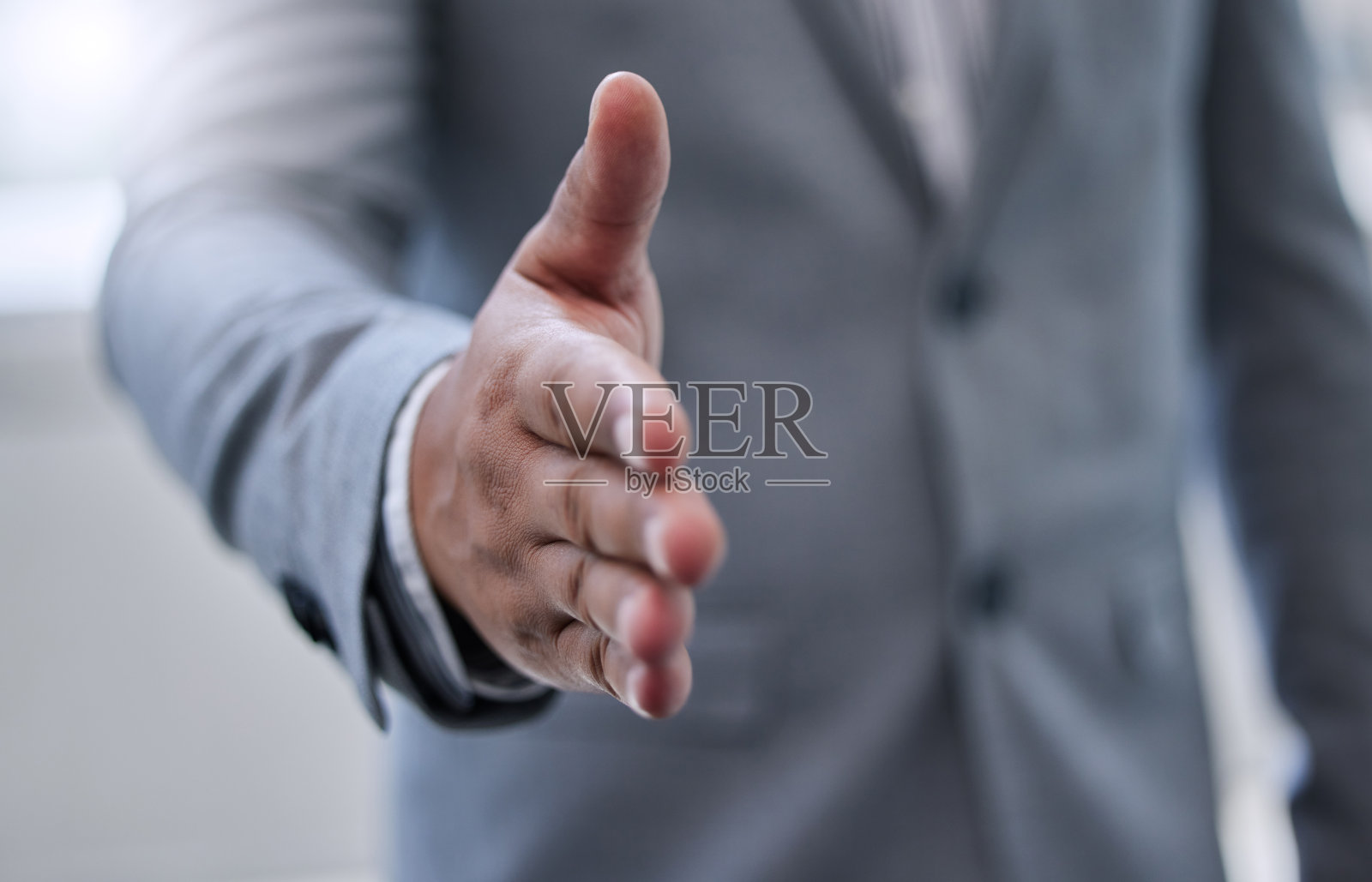 一个商人伸出手来握手的照片照片摄影图片