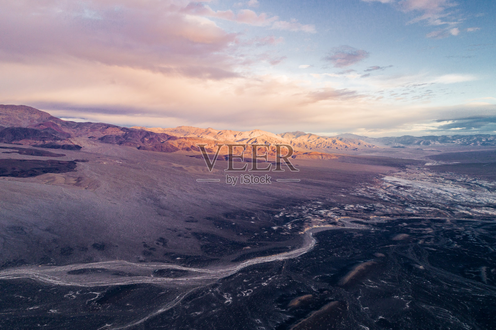 乌比比火山口的日出。加州死亡谷。照片摄影图片
