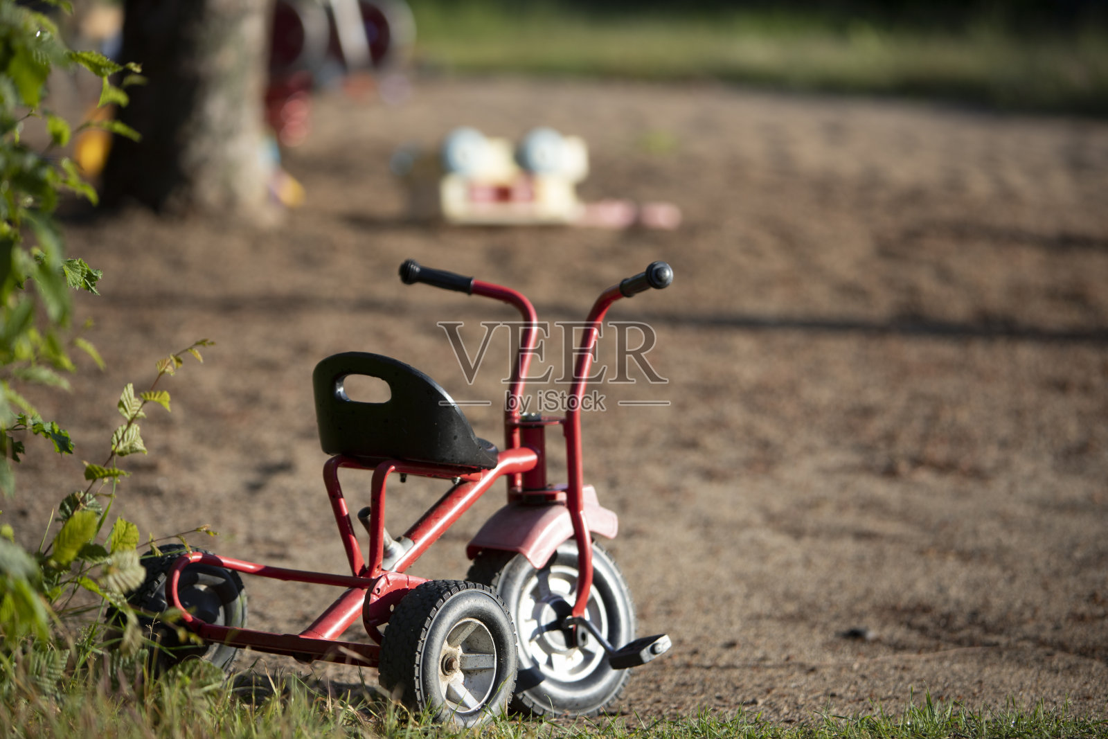 儿童的三轮车和其他玩具在公园里,没有人照片摄影图片