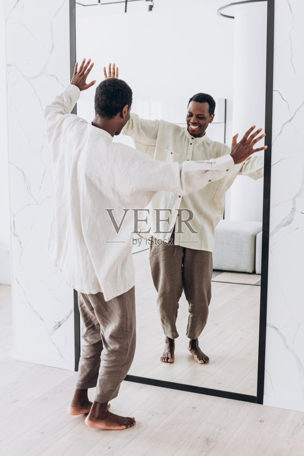 快乐的非裔美国人在家照镜子跳舞照片摄影图片