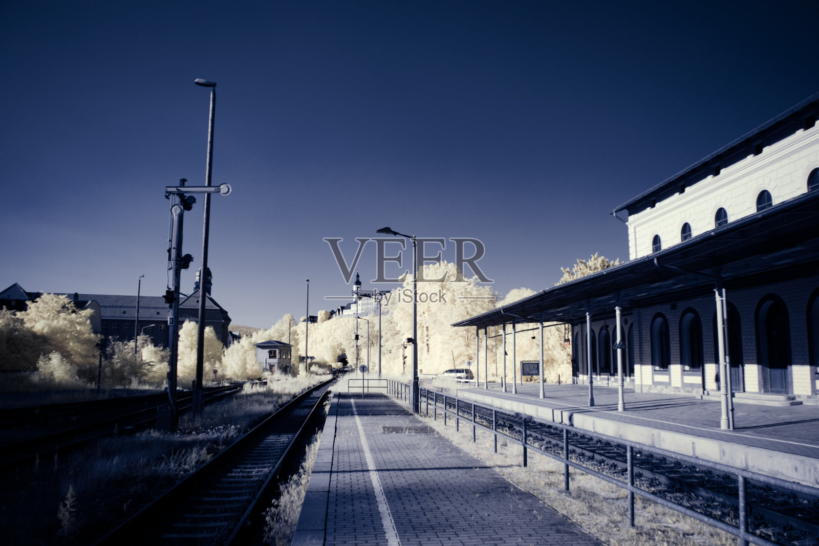 红外摄影-红外照片下的景观天空与云照片摄影图片