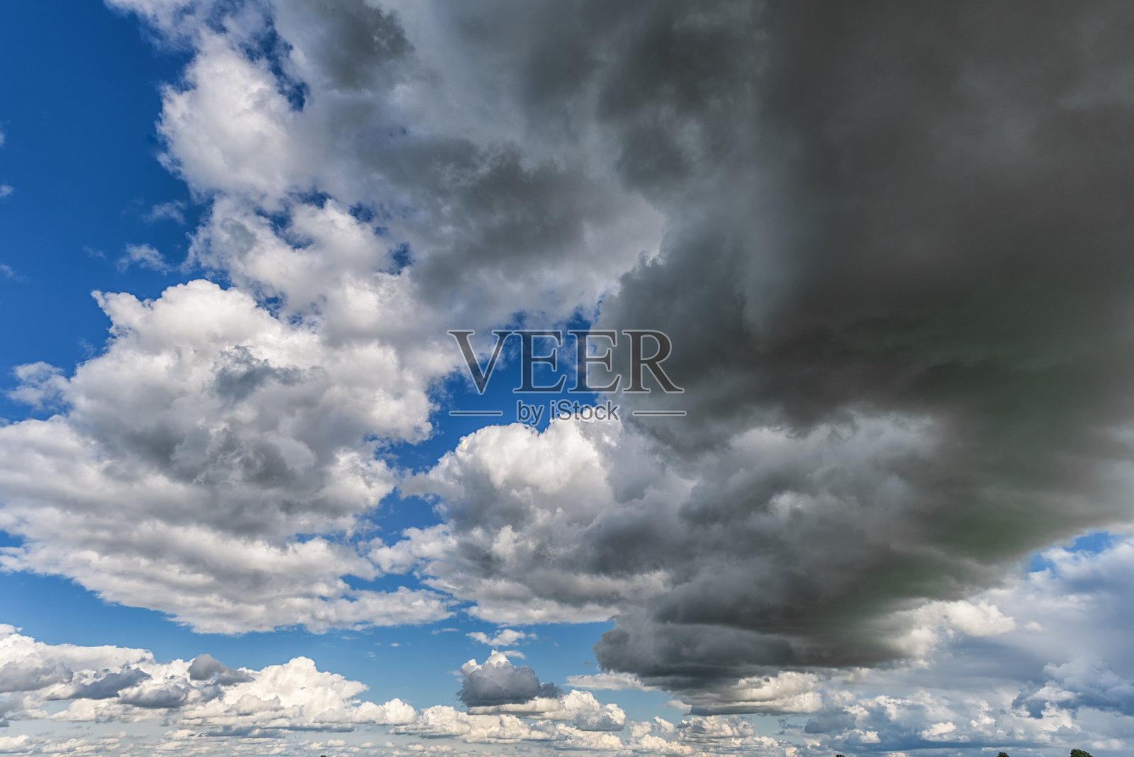 美丽的蓝天。多云。作为背景资料。阳光明媚的一天。照片摄影图片