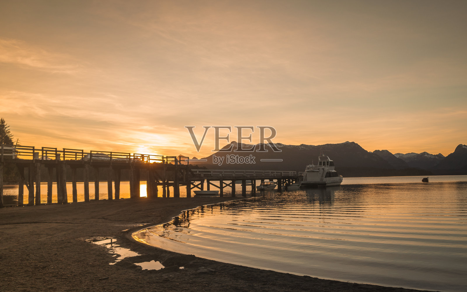 日落在湖上。纳胡尔胡纳湖。好湾。安戈斯图拉别墅。阿根廷巴塔哥尼亚。照片摄影图片