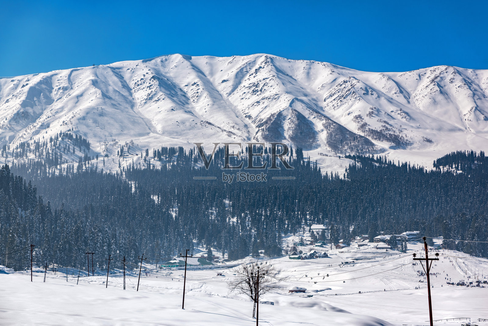 冬季,Gulmarg是一个小镇,一个小山站,一个受欢迎的旅游和滑雪目的地,克什米尔,印度照片摄影图片