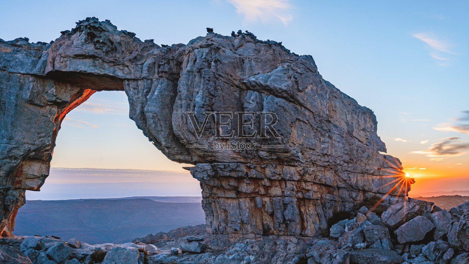 太阳正穿过沃尔夫堡拱门照片摄影图片