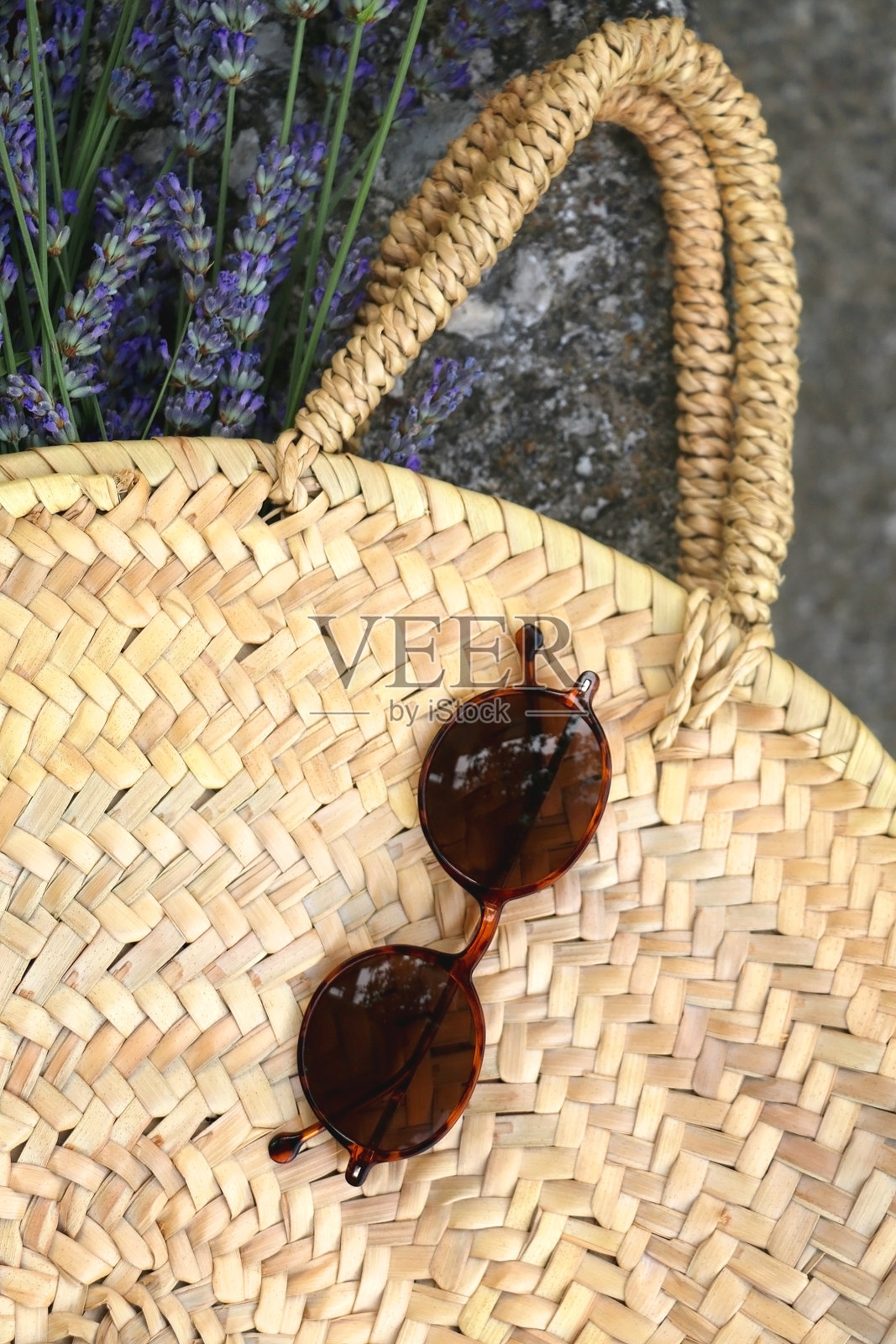 草包,薰衣草和太阳镜照片摄影图片