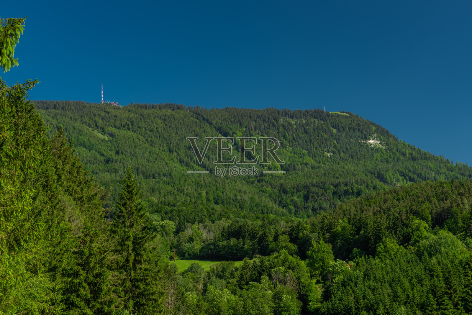 夏日清晨,圣拉德冈镇附近的Schockl山照片摄影图片