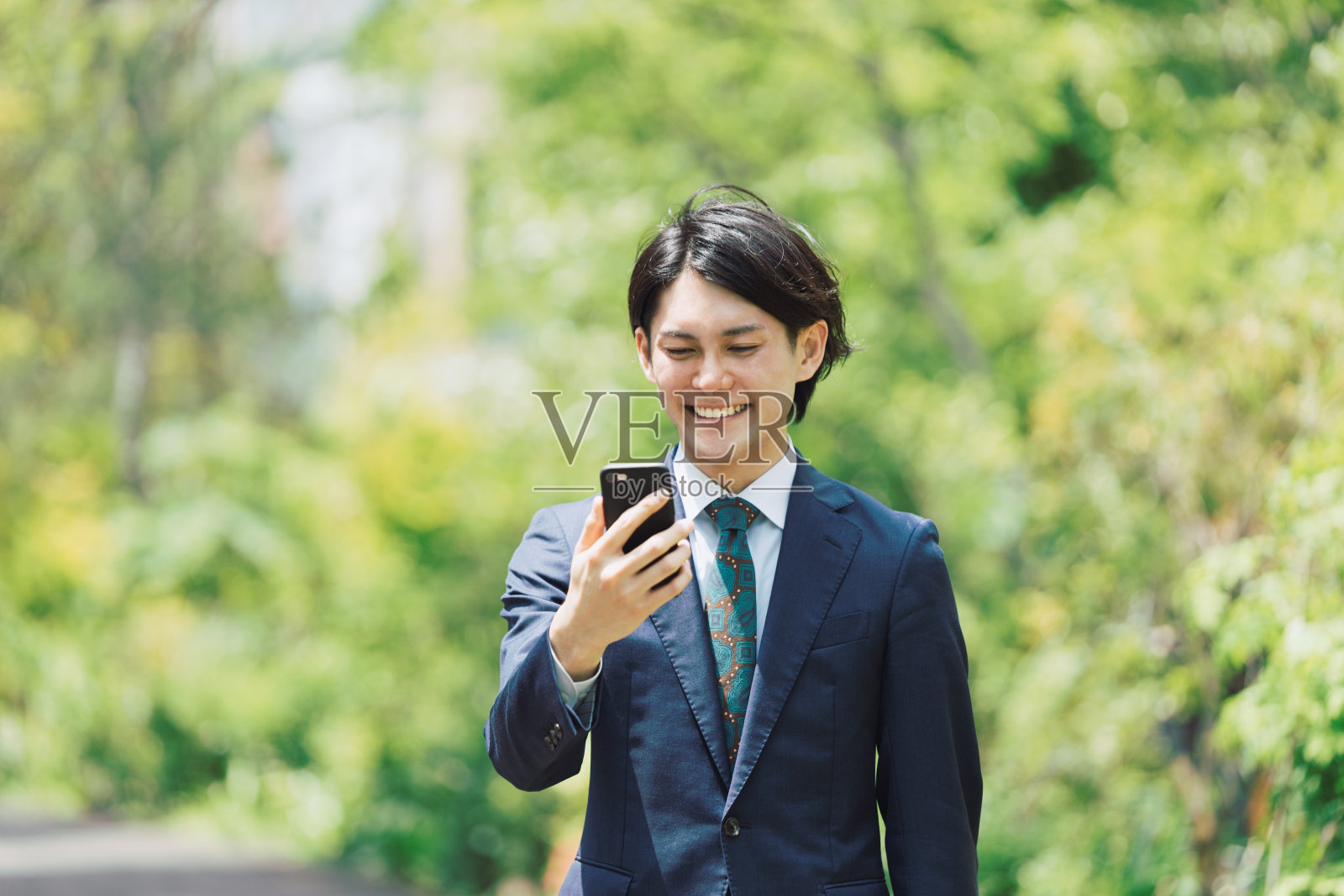 一个商人在通勤时使用智能手机的物联网图像照片摄影图片