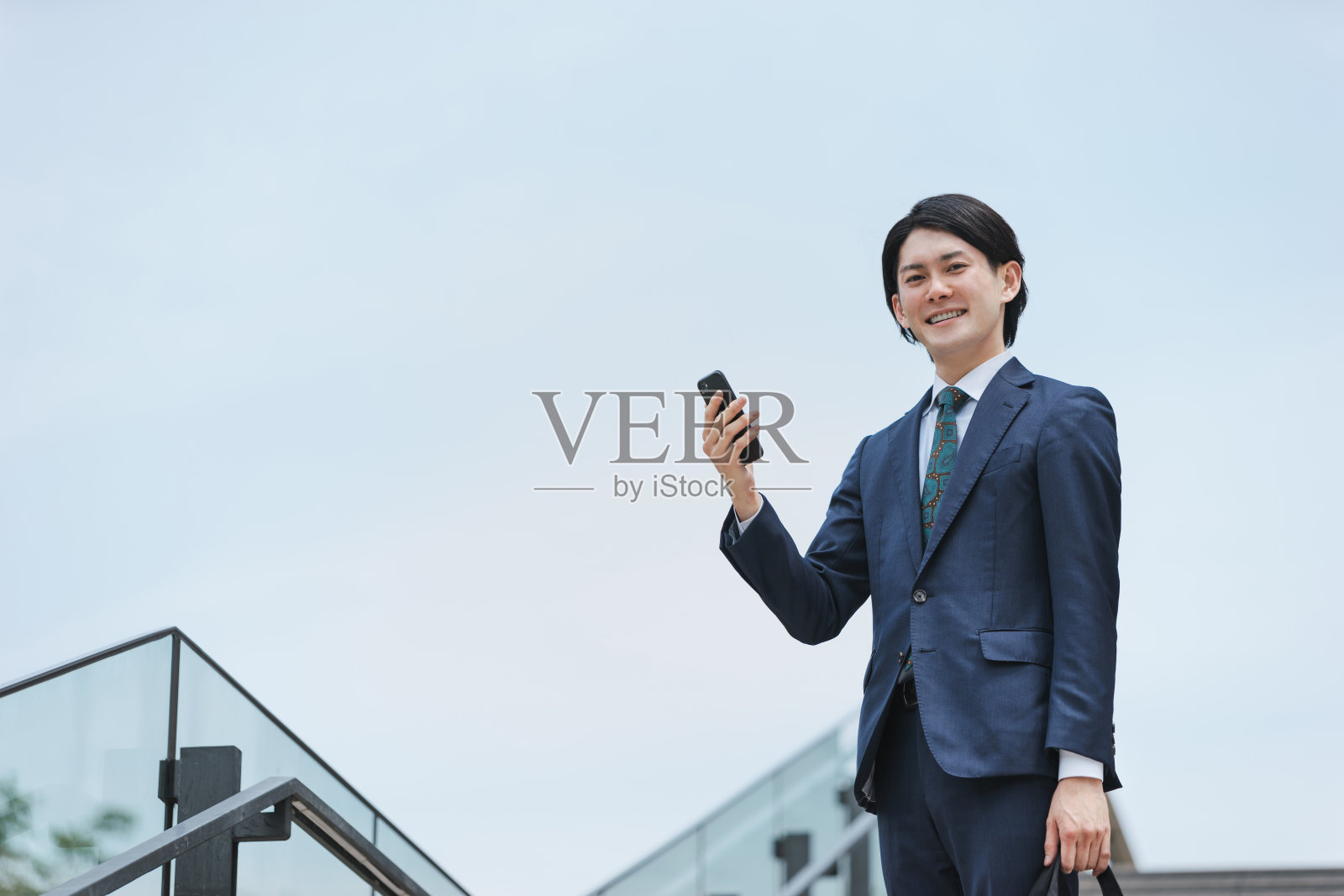 一个在上下班路上操作家用电器的男人照片摄影图片