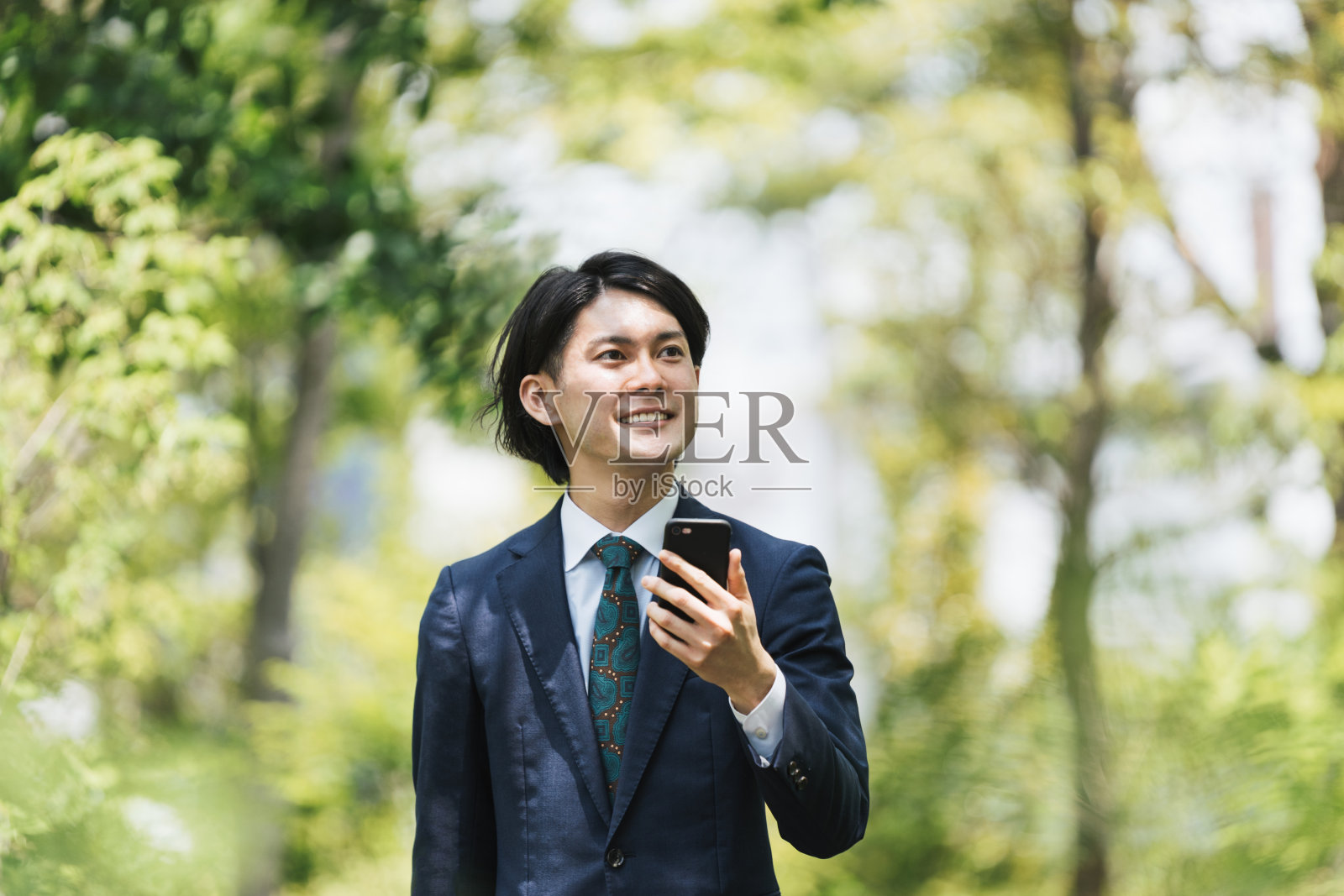 一个商人在通勤时使用智能手机的物联网图像照片摄影图片