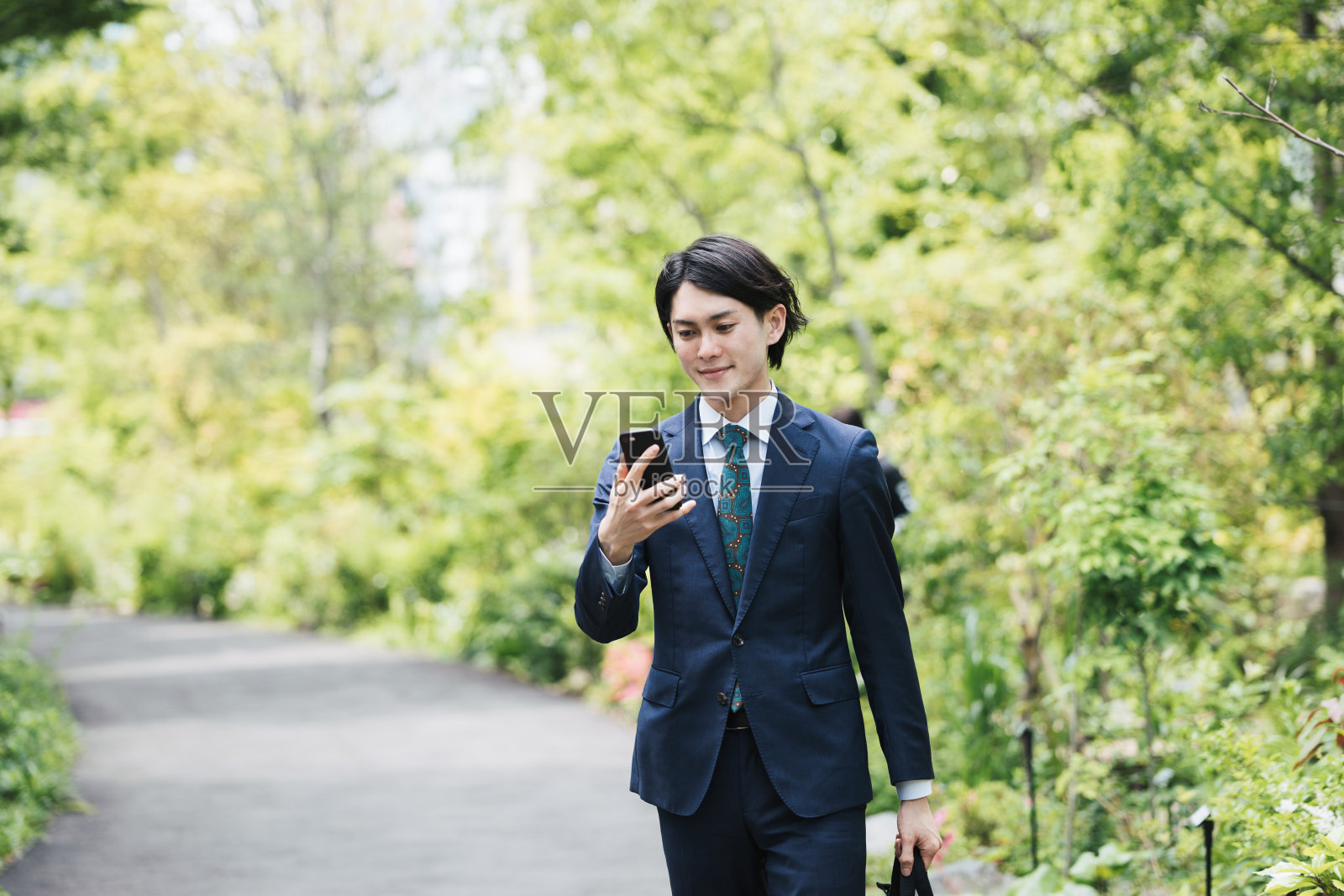 一个商人在通勤时使用智能手机的物联网图像照片摄影图片