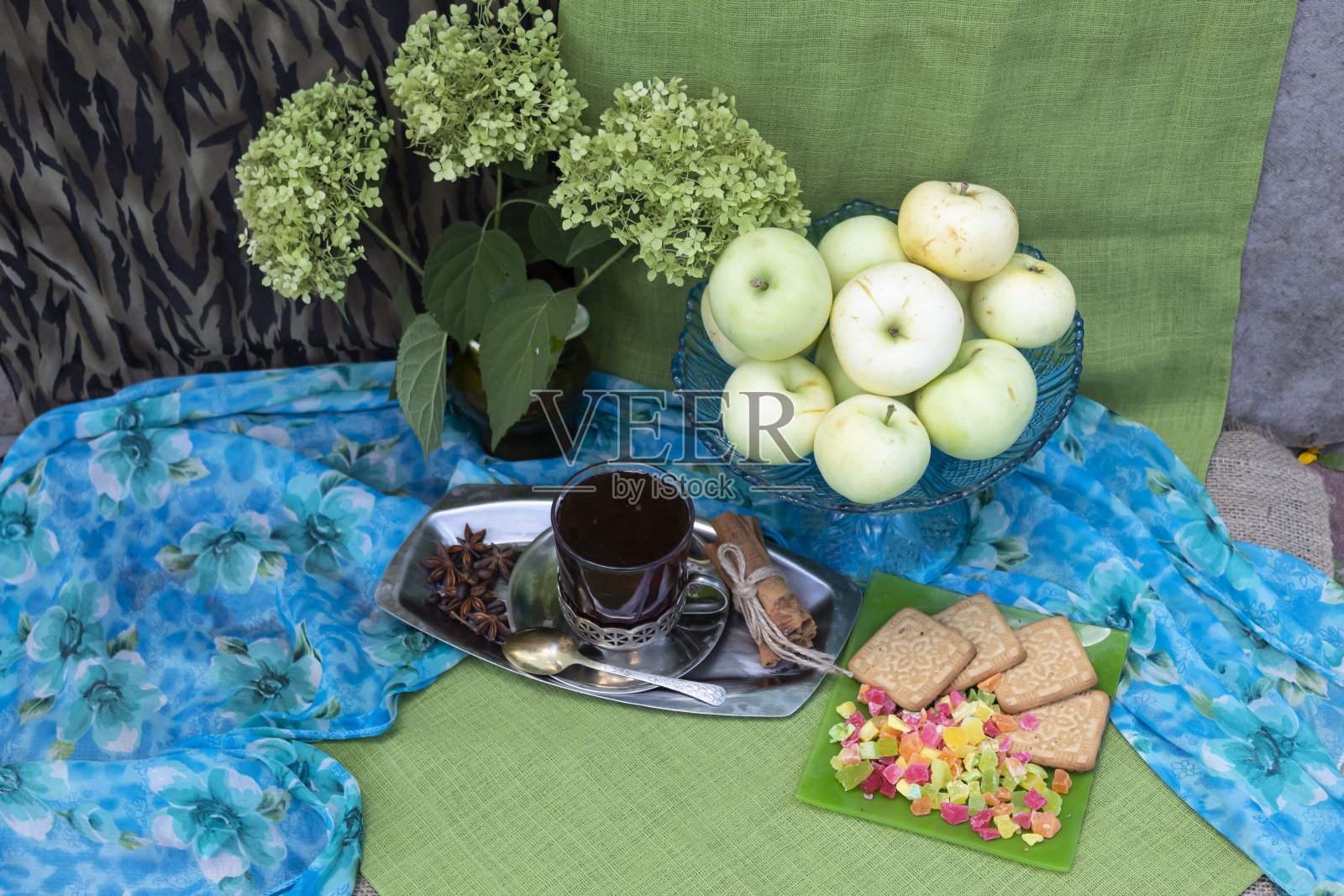 茶,苹果和绣球花。照片摄影图片