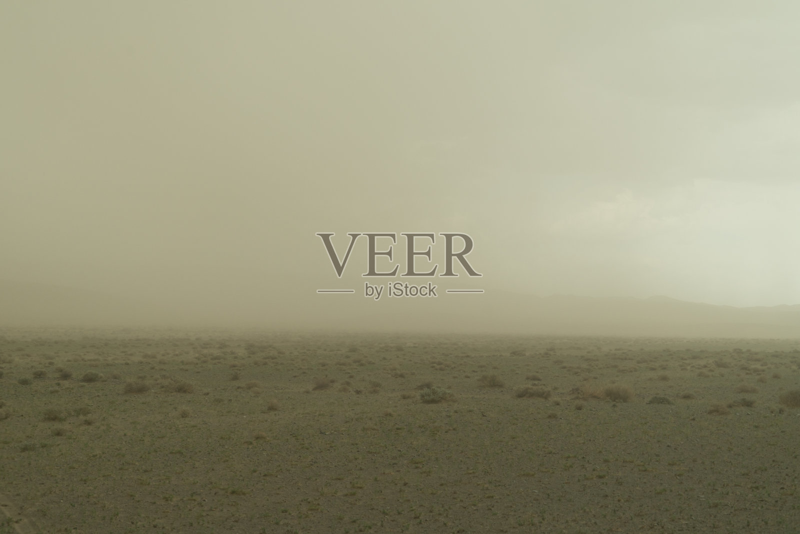 蒙古戈壁沙漠的沙尘暴照片摄影图片