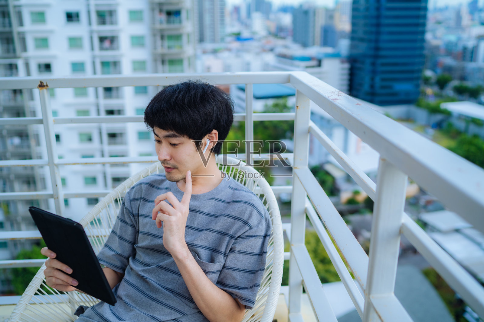 年轻人与同事保持社交距离。照片摄影图片