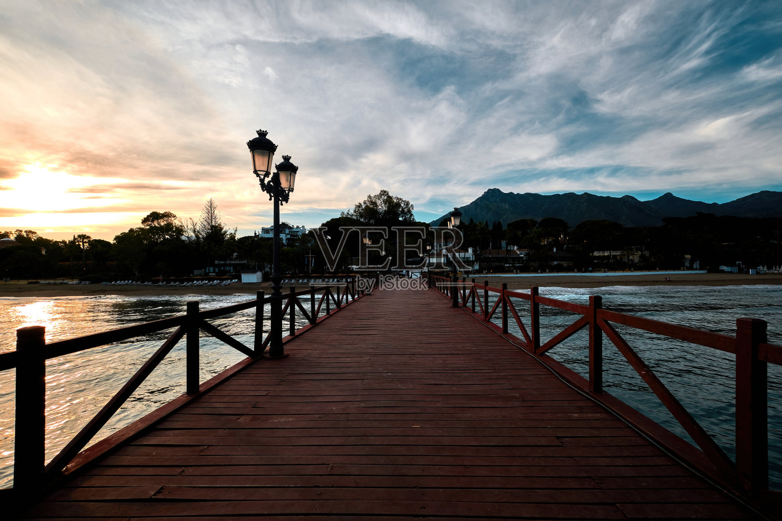 西班牙太阳海岸马贝拉的长码头照片摄影图片
