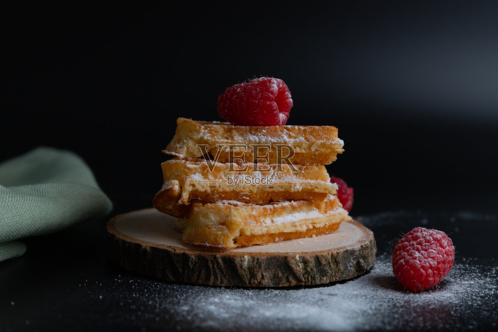 三个华夫饼叠在一起,用覆盆子装饰,靠近点照片摄影图片