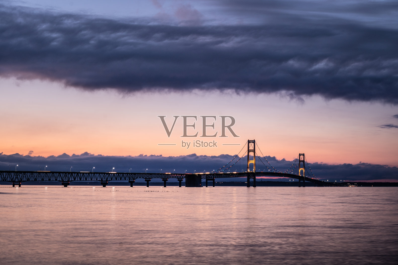 日落时分的麦基诺桥照片摄影图片