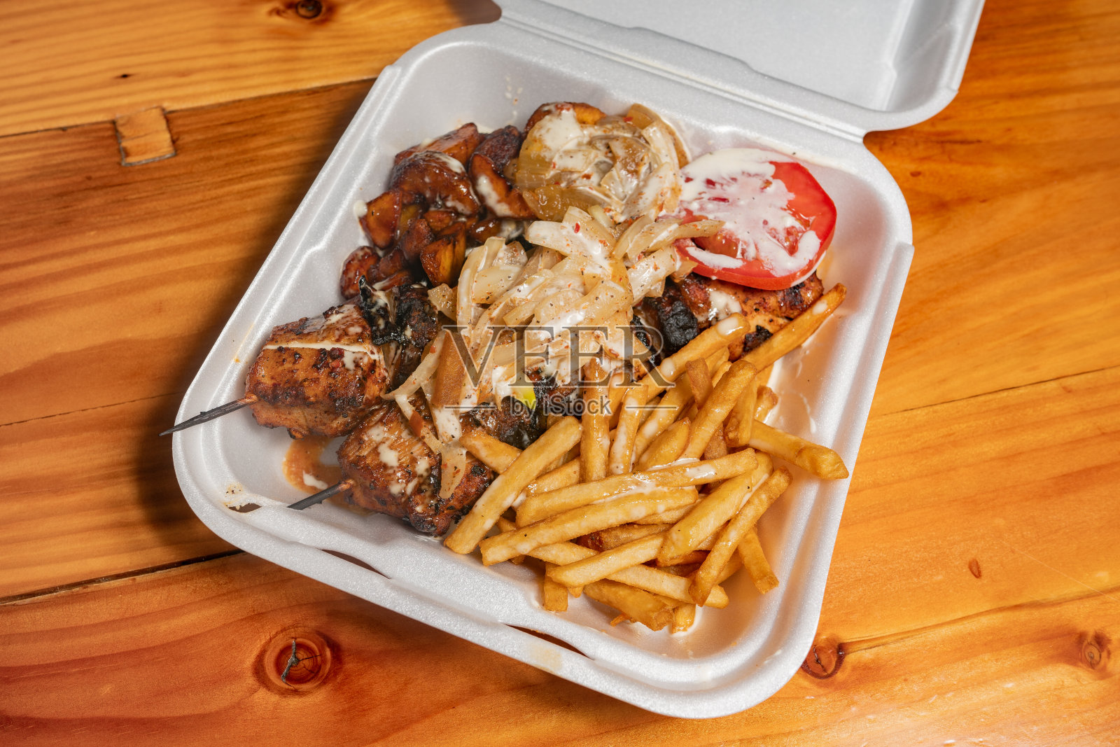 鸡肉串和薯条照片摄影图片