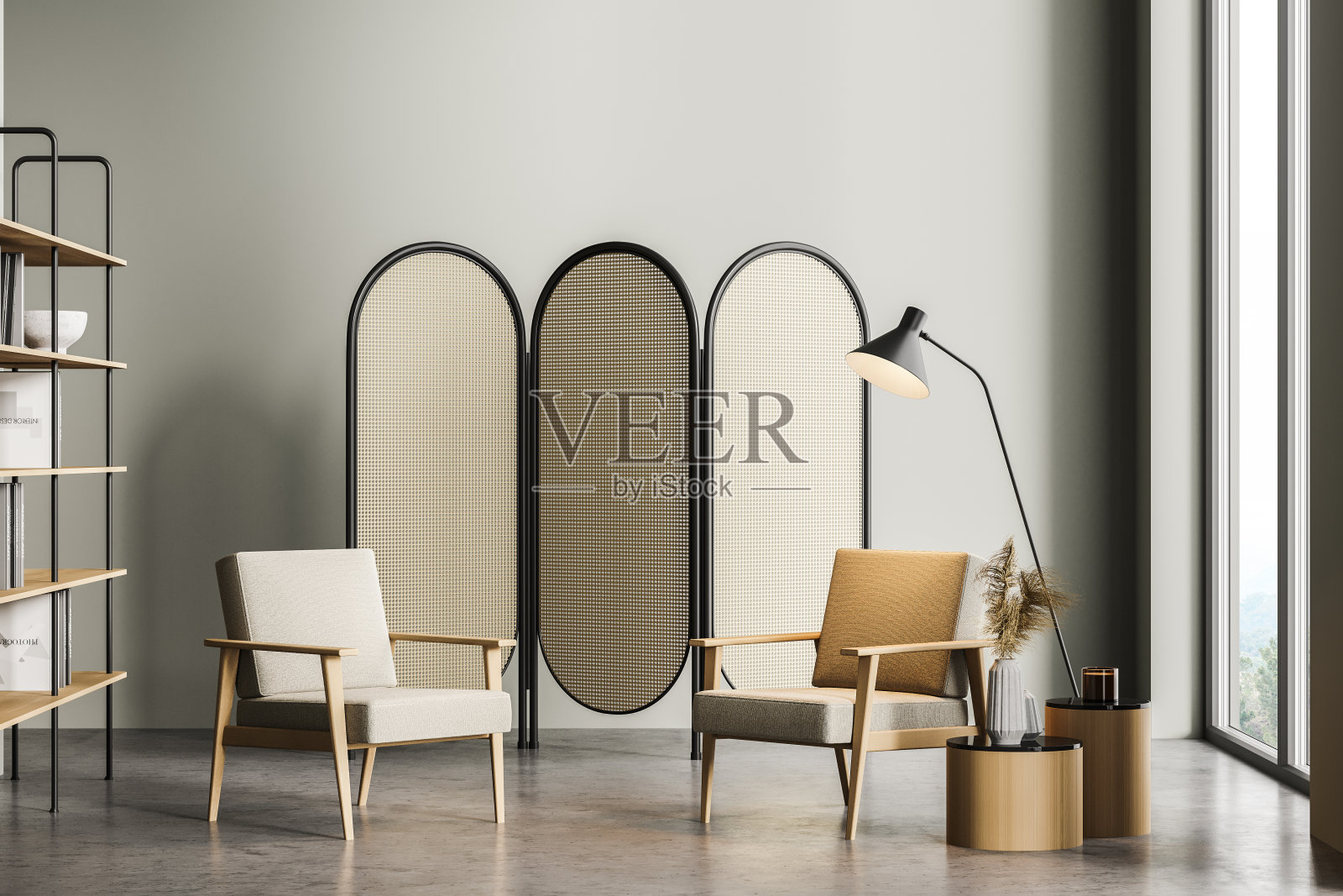 浅灰色的客厅内部有两把扶手椅和书柜照片摄影图片