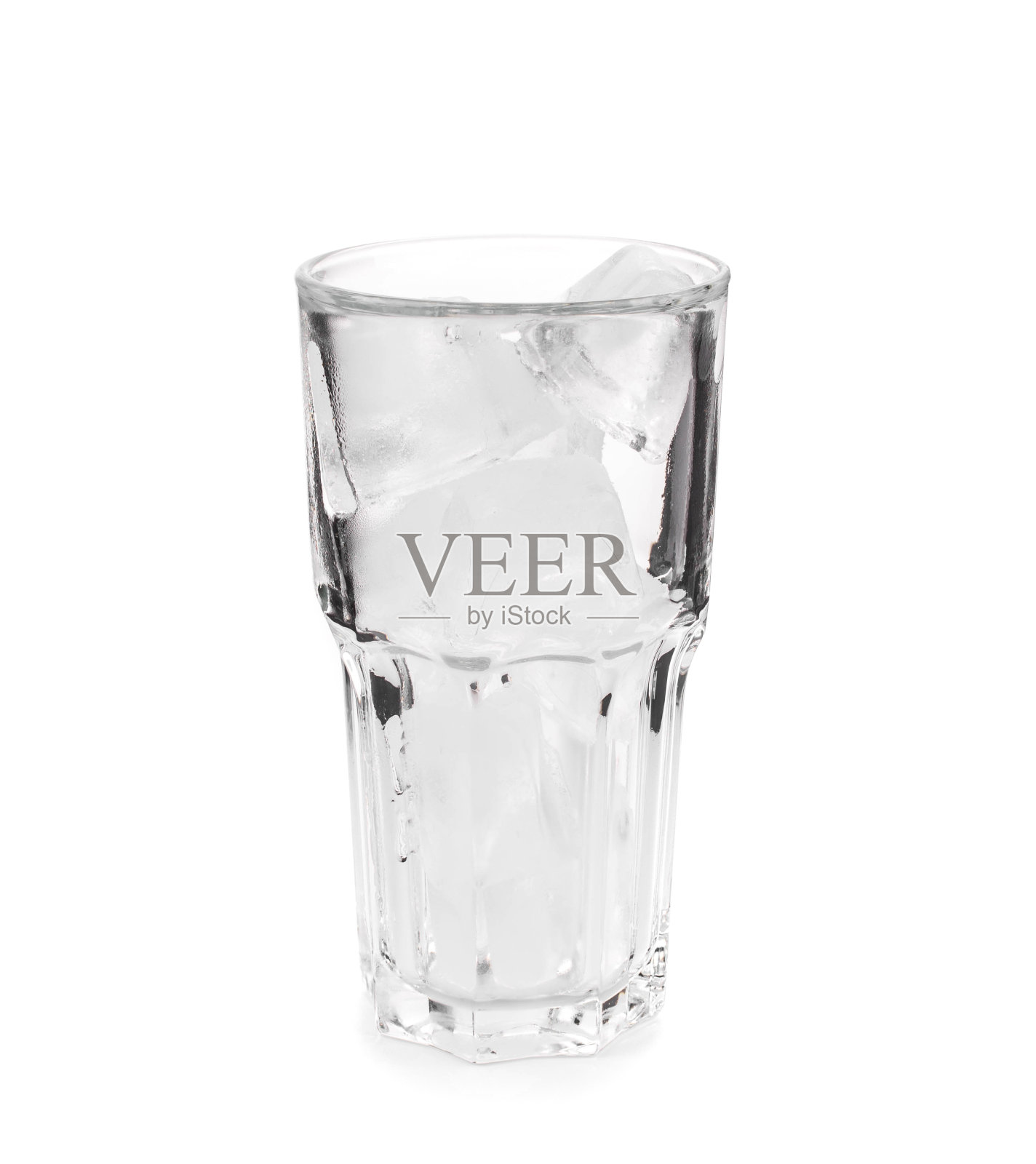 加冰块的玻璃杯。照片摄影图片