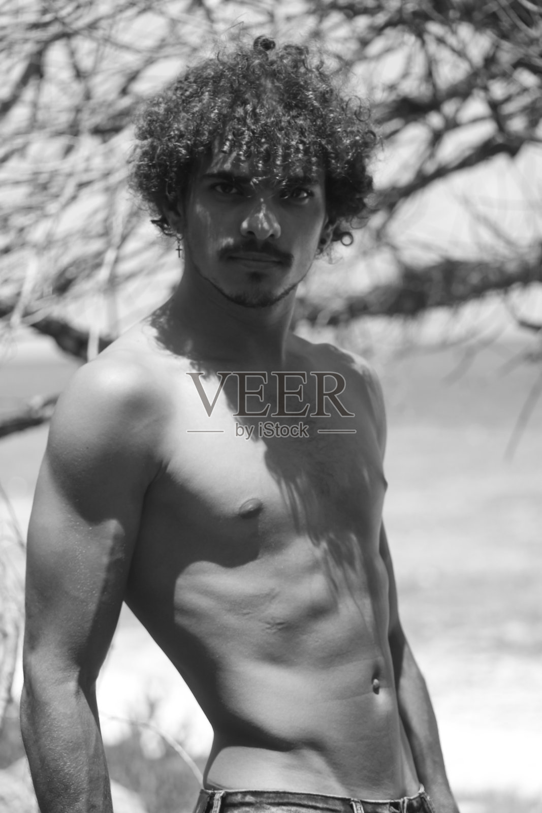 一个年轻的赤膊男子享受自然照片摄影图片