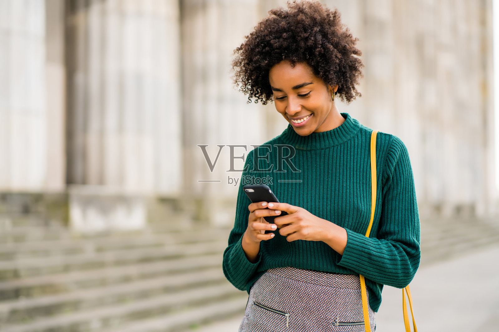 商业女性在户外使用手机。照片摄影图片