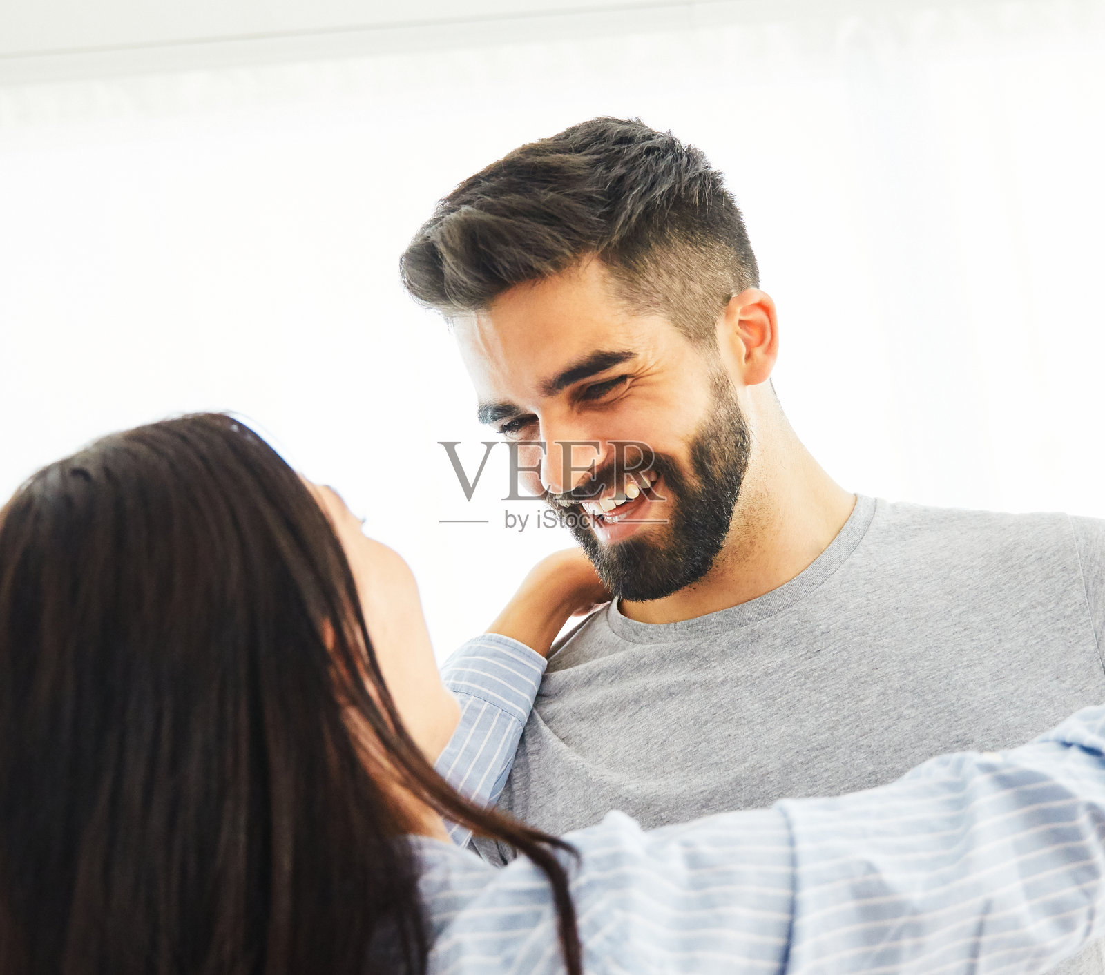 情侣跳舞,享受音乐和浪漫照片摄影图片