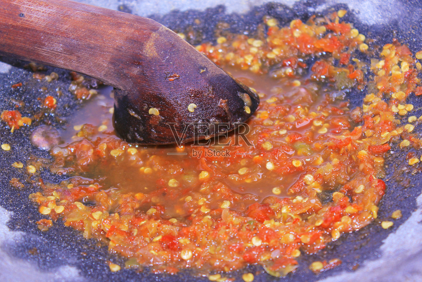 近距离观看美味的辣椒磨成粉。为粉丝提供辣味概念照片摄影图片