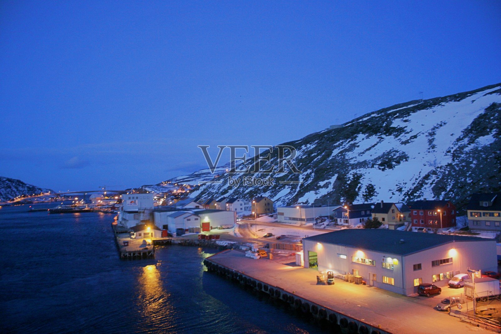 在极地的冬天里航行照片摄影图片