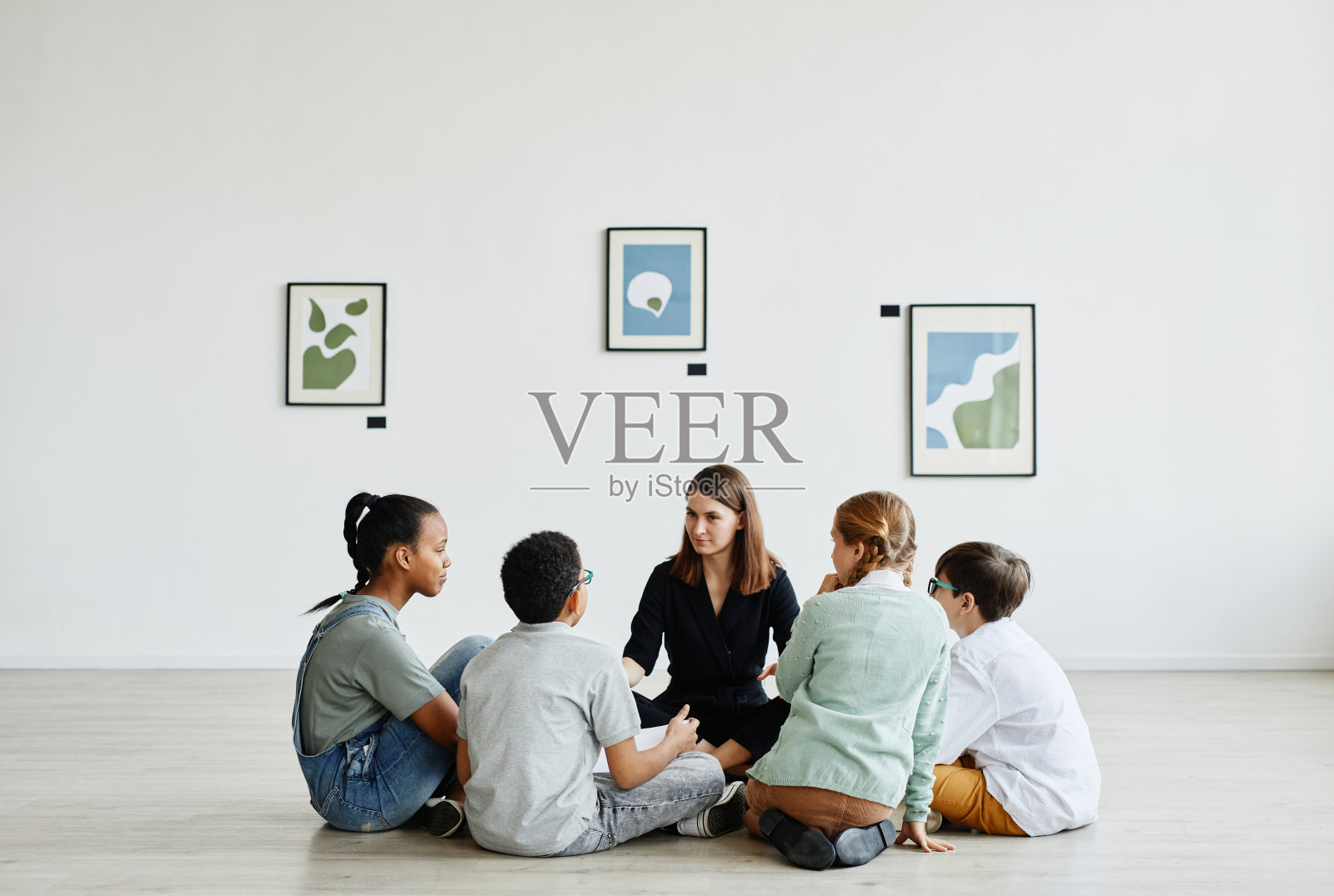 画廊里的孩子们照片摄影图片