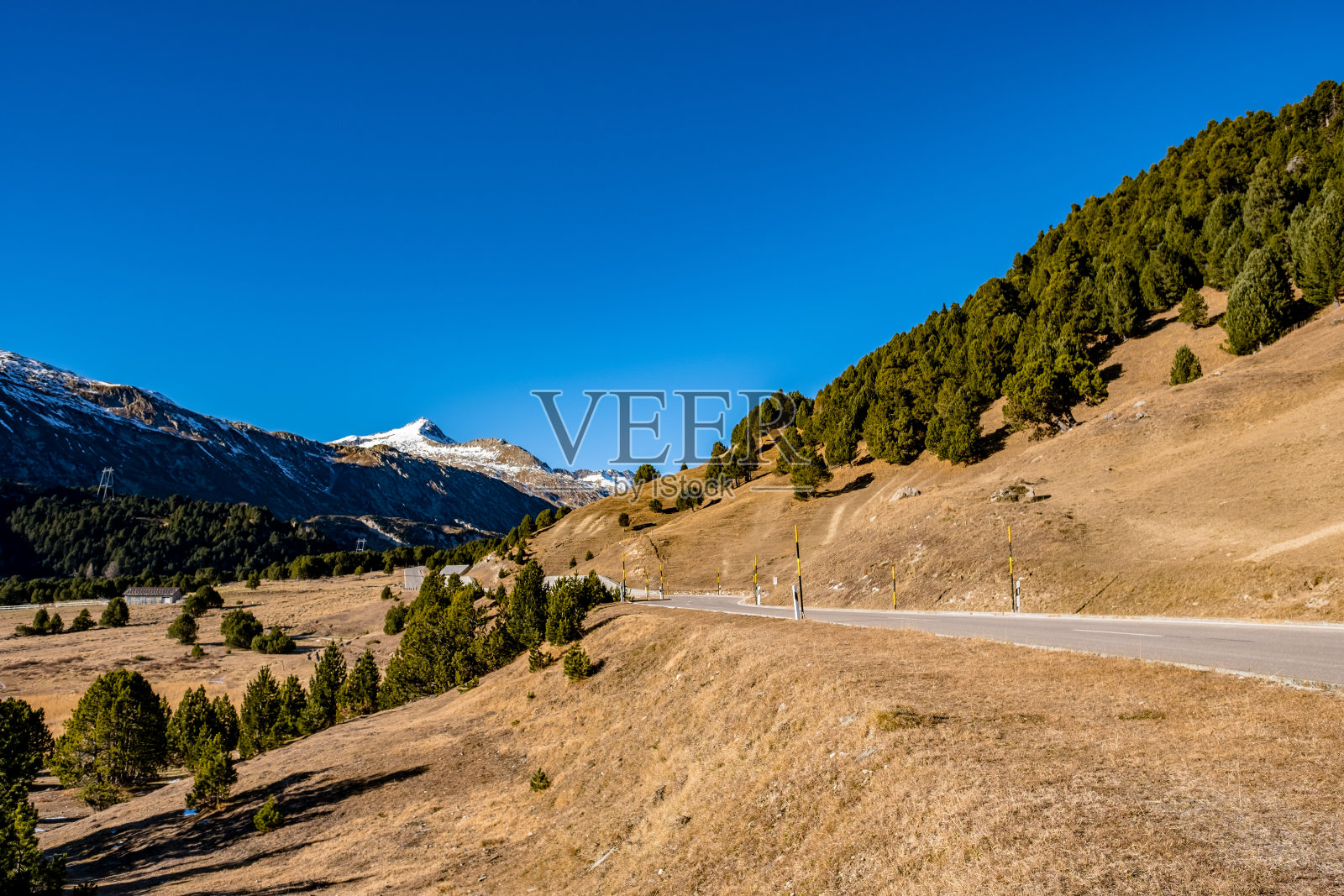 山路穿过山景照片摄影图片