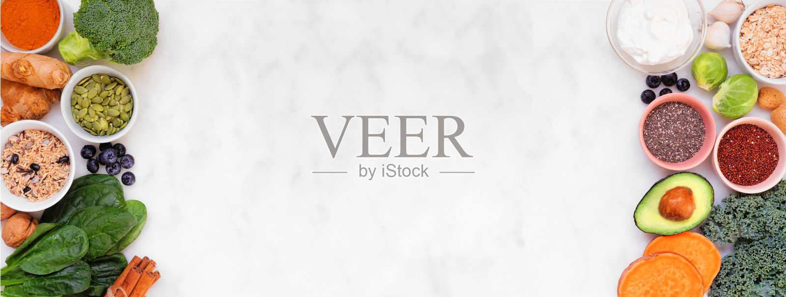 健康的超级食物成分。上面的视图双边框上的白色横幅背景。副本的空间。照片摄影图片