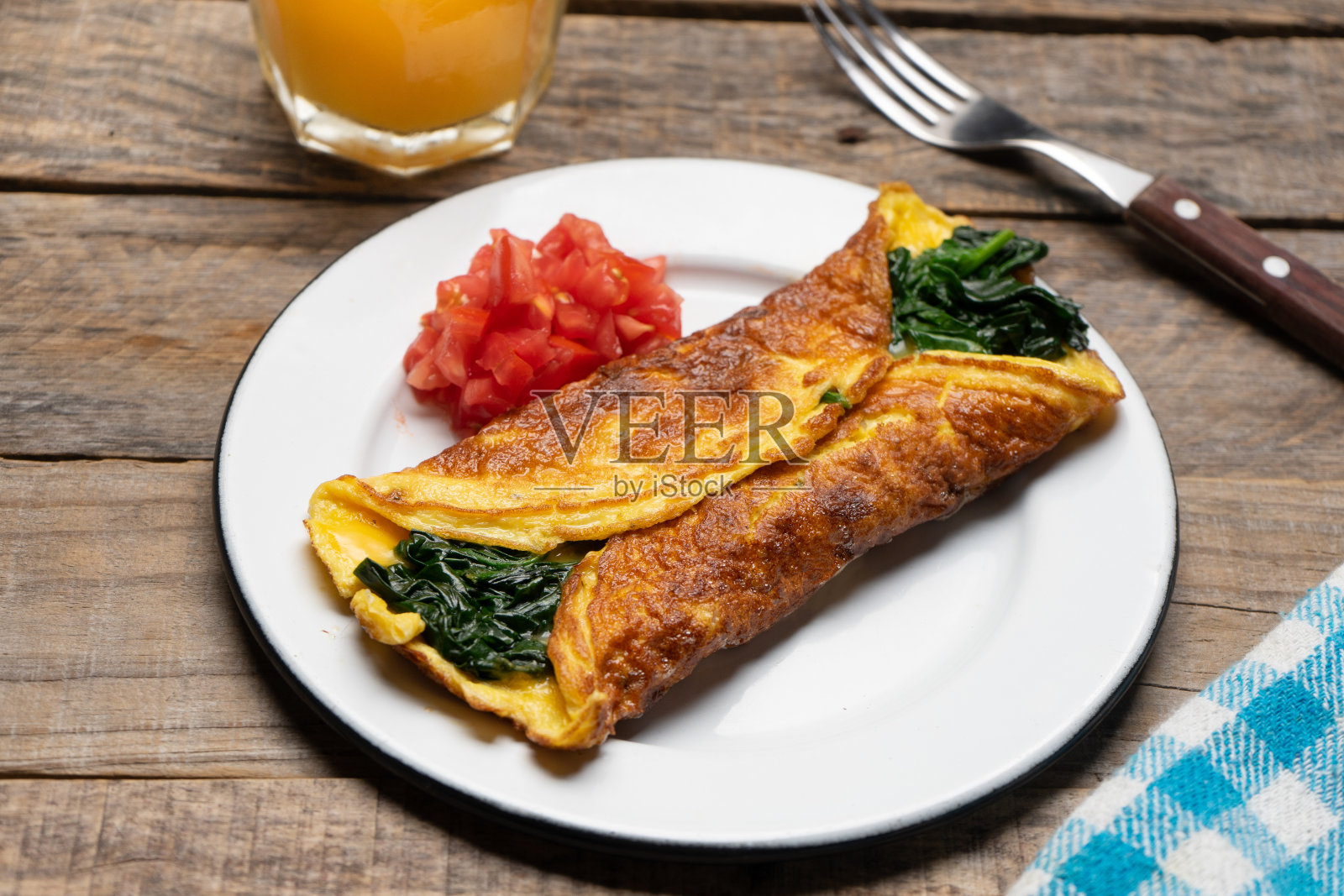 木底菠菜番茄蛋卷。法国食品照片摄影图片