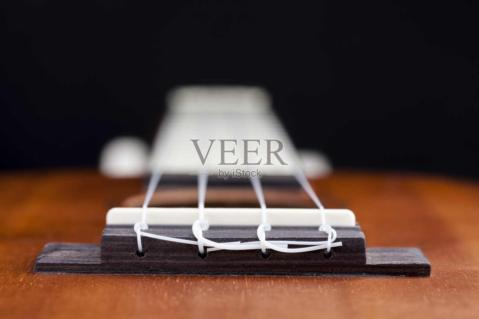 由红木制成的小吉他照片摄影图片