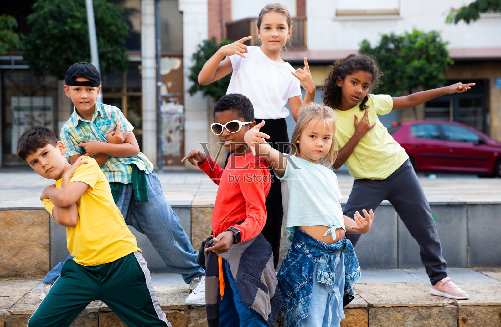 青少年在夏天的街道上跳街舞照片摄影图片