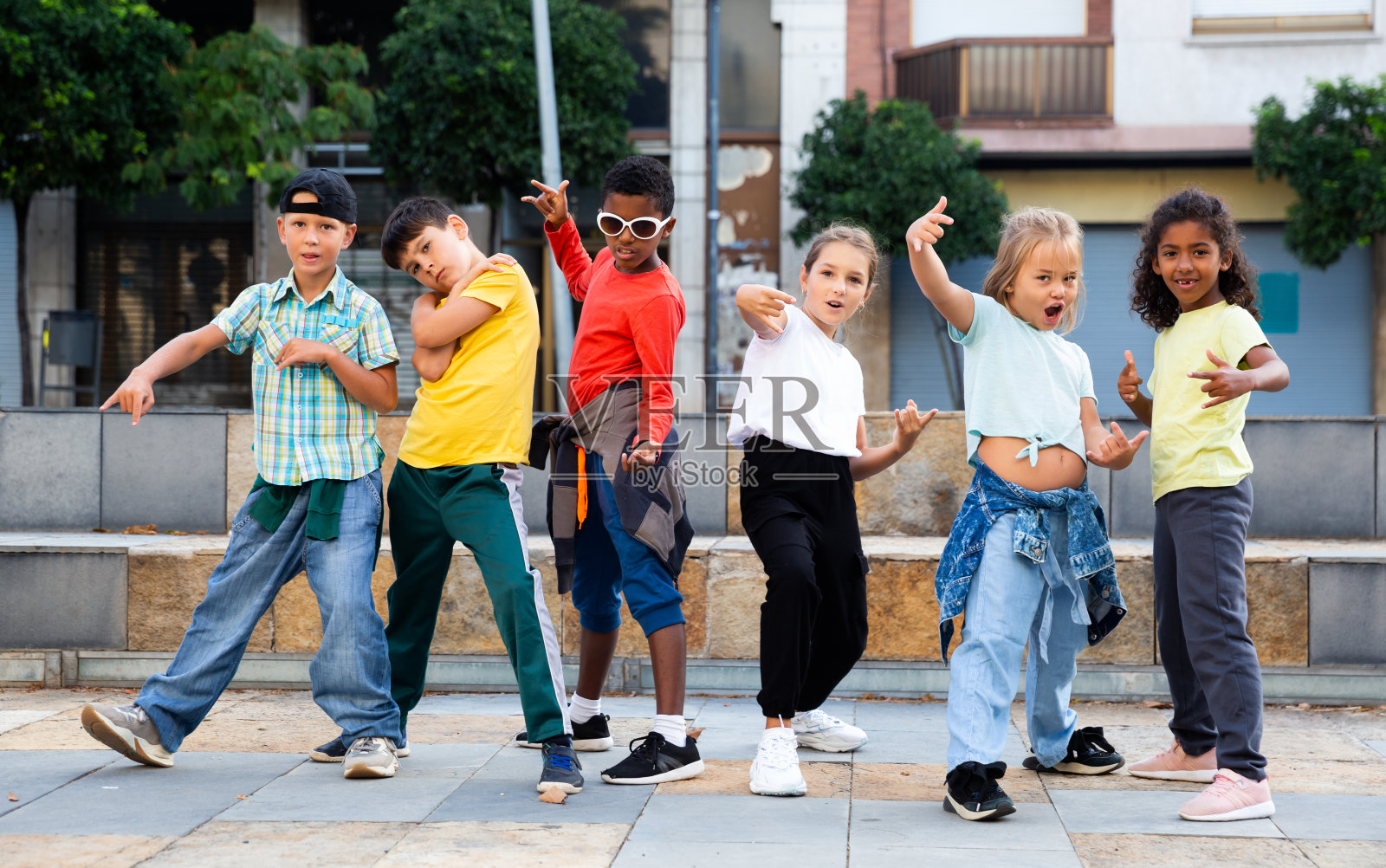 孩子们在户外舞蹈课上摆姿势照片摄影图片